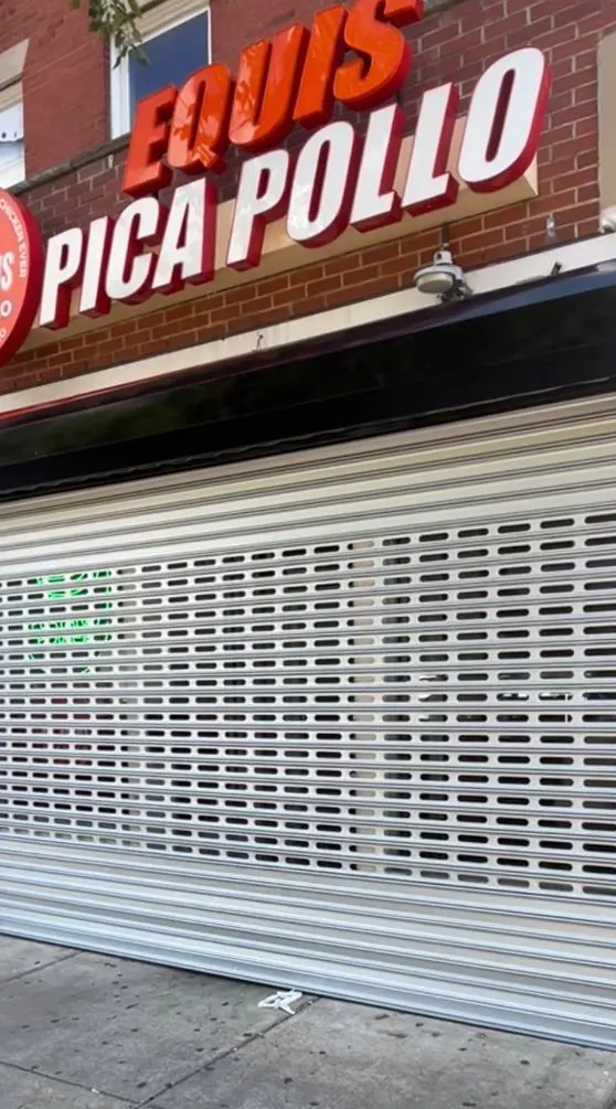 Cortina metálica perforada instalada por Instalaciones Lara en el local de un restaurante